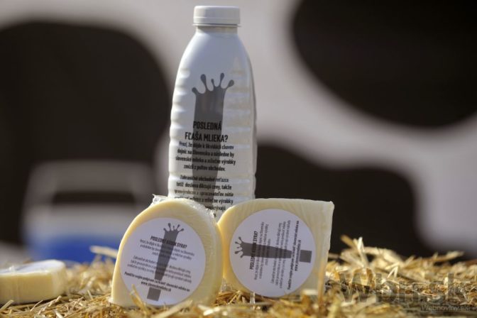 Mliekari rozdávajú symbolickú poslednú fľašu mlieka
