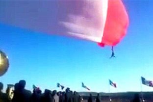 Kuriózna dráma: Muža s vlajkou odfúkol mocný vietor k oblohe