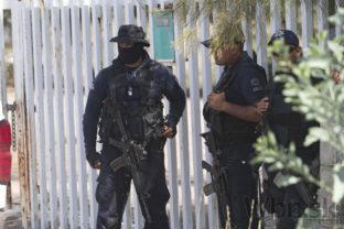 Prestrelka mexickej armády a drogového gangu usmrtila desiatky ľudí