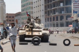 V Adene sa bojovalo, vládne sily zaútočili na Húsíovcov