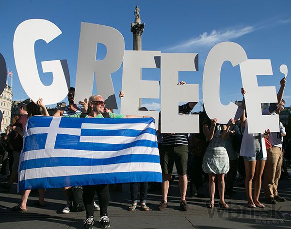 Gréci protestovali v Aténach, zapálili vlajku Únie