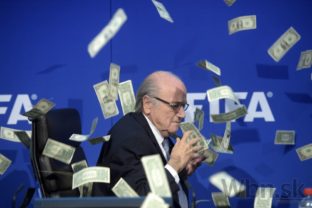 Blattera zasypali bankovky, jeho nástupcu zvolia vo februári