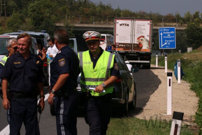 V nákladiaku so slovenskými nápismi našli desiatky mŕtvych utečencov