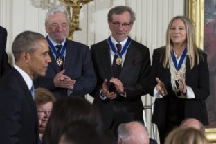 Obama vyznamenal Barbru Streisand i Stevena Spielberga