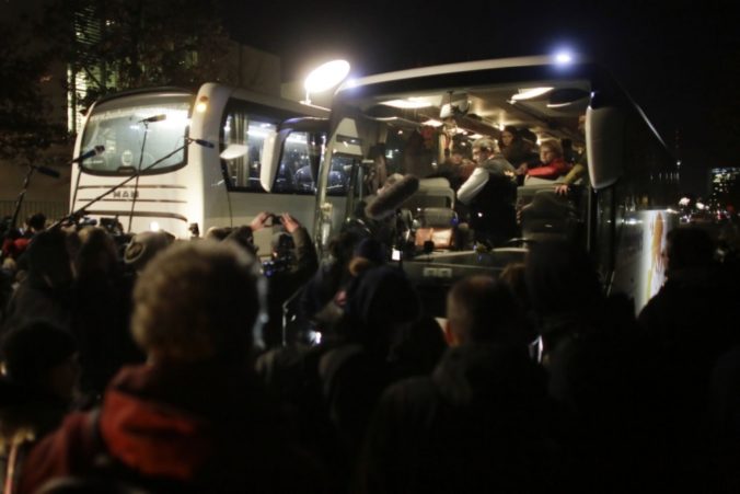 Bavorský politik poslal Merkelovej autobus s utečencami