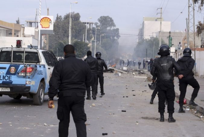 Nepokoje v Tunisku pokračujú, vyhlásili celoštátny zákaz nočného vychá