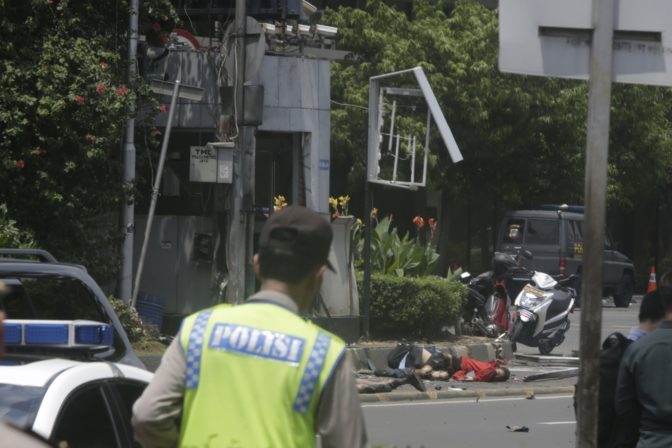 V centre indonézskej Jakarty došlo k výbuchom a streľbe