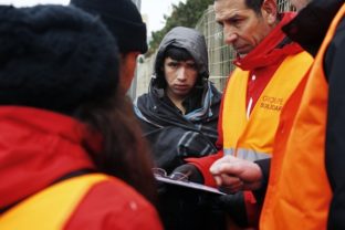 Migranti pri Calais