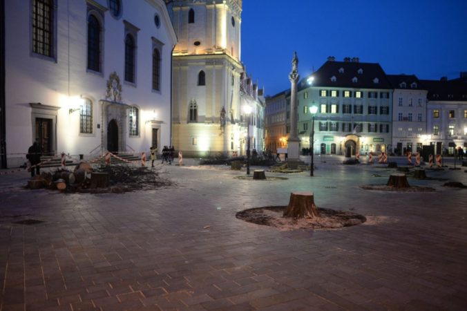 Na Františkánskom námestí v Bratislave vyrúbali stromy