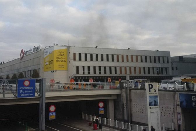 Teror v Bruseli: Výbuchy otriasli letiskom a metrom