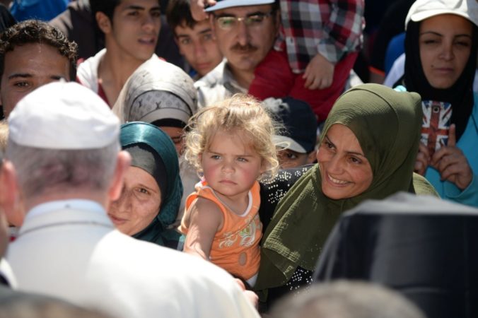 Pápež priletel na Lesbos, stretol sa s utečencami