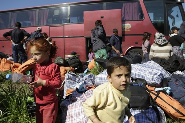 Utečenci sa sťahujú z tábora Idomeni