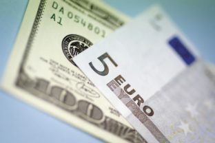 Dolár, euro, peniaze