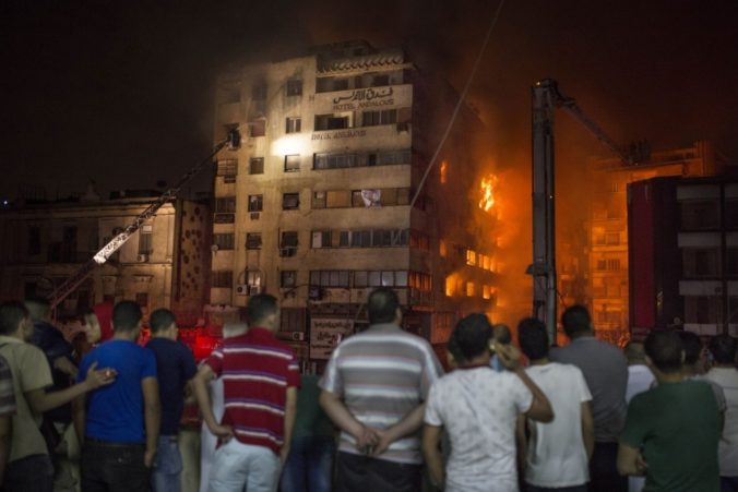 Hotel v Káhire zachvátil veľký požiar, zranil desiatky ľudí
