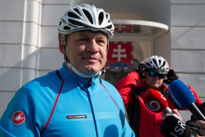 Prezident Kiska prišiel do práce na bicykli