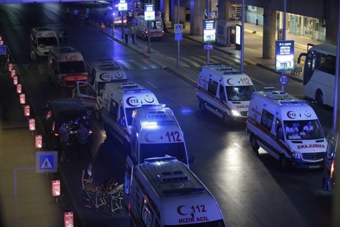 Na Atatürkovom letisku v Istanbule útočili teroristi