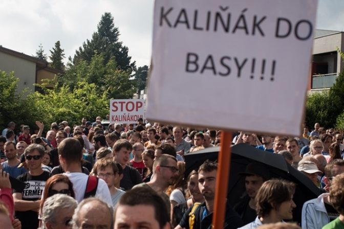 Pred Ficovým bytom sa zišli davy ľudí na protest proti Kaliňákovi