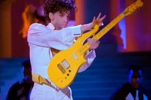 Princovu žltú gitaru vydražili za 137 500 dolárov