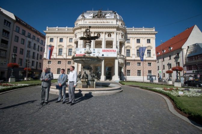 V Bratislave odhalili kvetinové logo slovenského predsedníctva v EÚ