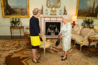 Briti majú novú premiérku, Theresa Mayová prijala poverenie