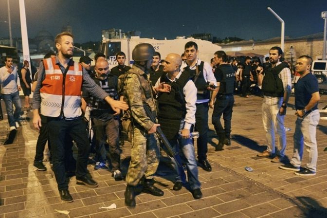 Frakcia armády sa v Turecku pokúsila o štátny prevrat