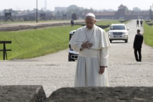 Pápež navštívil bývalý koncentračný tábor Auschwitz Birkenau