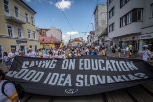 V Bratislave protestujú stovky učiteľov