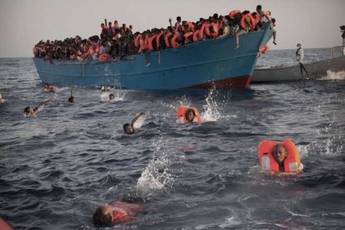 Pri pobreží Líbye zachránili až 6500 migrantov