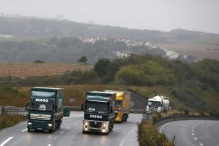 Calais ochromila blokáda, miestni žiadajú zavretie 'džungle'