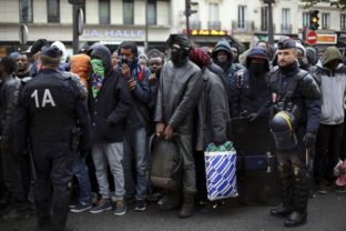 Francúzi likvidujú ďalší tábor migrantov na severe Paríža