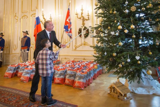 Prezident Andrej Kiska rozdával mikulášske darčeky