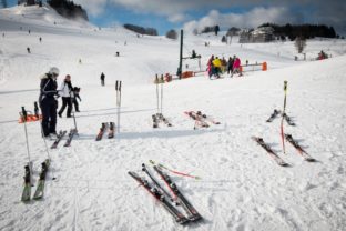 Pohľad na lyžiarov v lyžiarskom stredisku PARK SNOW Donovaly.