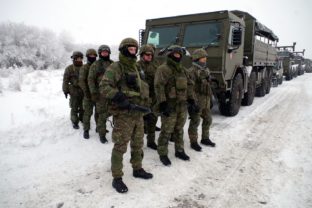 Slovenskí vojaci cvičia v náročných zimných podmienkach