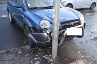 Zrážka troch áut si vyžiadala jedného ťažko zraneného
