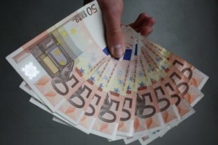 Peniaze euro bankovky