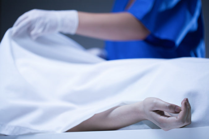 Záujem lekárov o vykonávanie prehliadok mŕtvych tiel v niektorých krajoch prevyšuje možnosti rozpisov