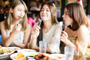 Young woman Friends Enjoying Meal in the Restaurant