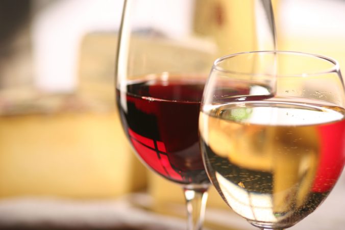 Slováci obľubujú biele víno a nakupujú ho najmä v piatok, ukázal prieskum