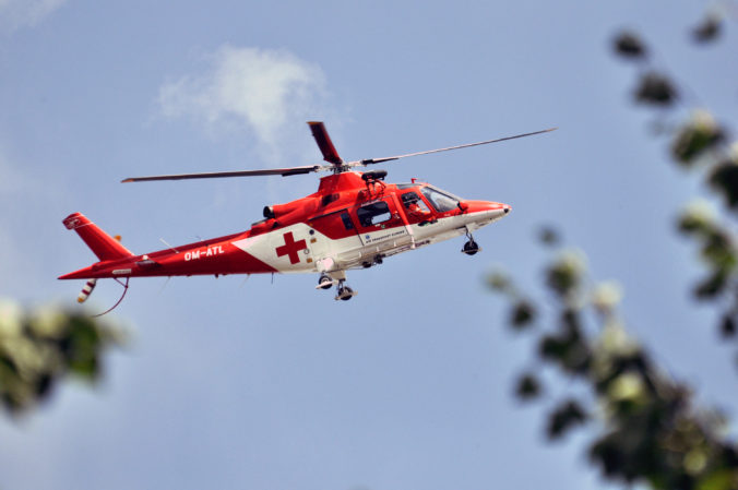 Deväťročný chlapec sa pri páde zo stromu napichol na tyč, zasahoval vrtuľník