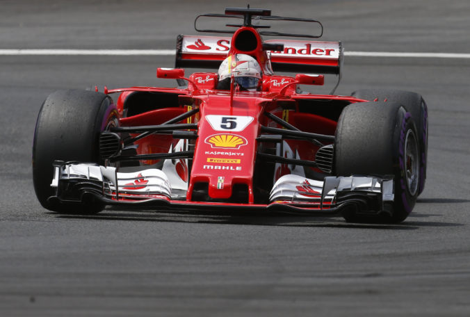 Hamilton vyhral kvalifikáciu v Hockenheime, Vettel odštartuje Veľkú cenu Nemecka ako posledný