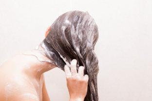 Umývanie vlasov, vlasy, pena, šampón