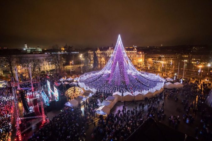Vilnius does it again spectacular christmas tree illuminated by 70000 lightbulbs starts festive season in lithuanias capital 5a251198a34ba__880.jpg