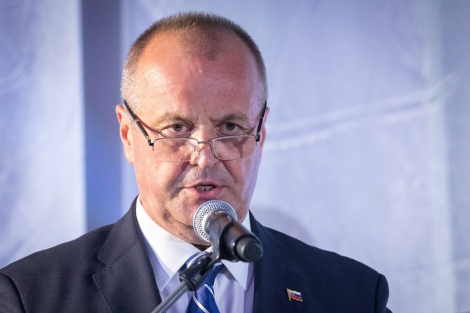 Minister Gajdoš opakoval slovo transparentnosť, otázku o verejnej súťaži však vytrvalo ignoroval - Webnoviny.sk