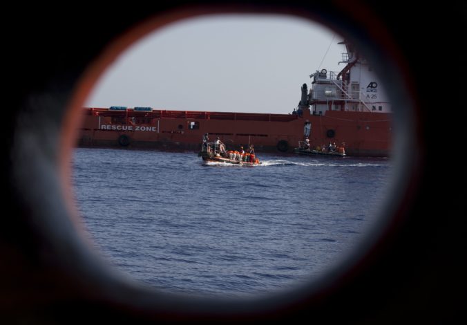 Loď, migranti, utečenci