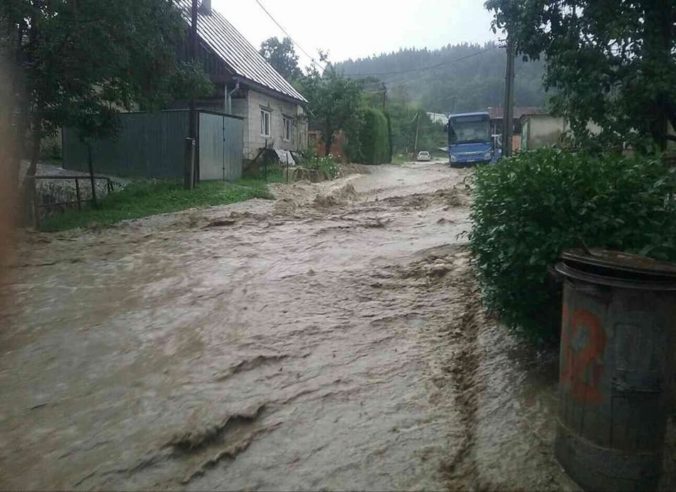 HASIČI: Vyliaty potok v obci Zákopčie