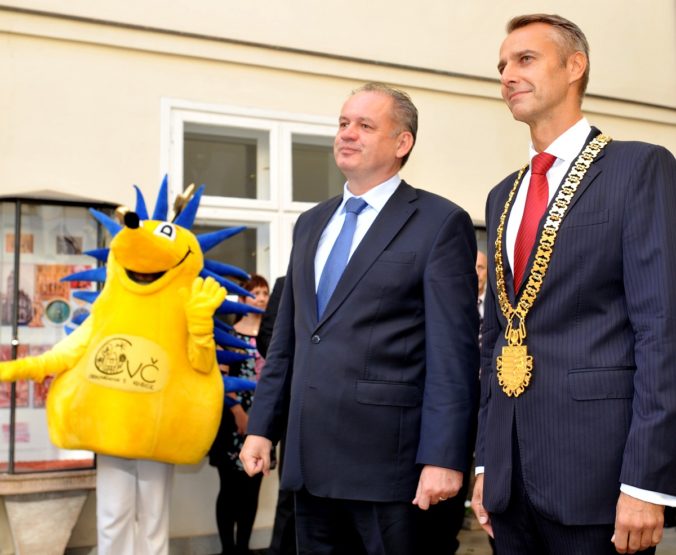 Zľava: Prezident SR Andrej Kiska a primátor mesta Košice Richard Raši pred pracovným stretnutím na radnici. Košice, 18. september 2015. 