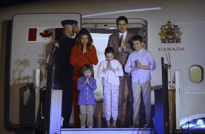 Kanadský predseda vlády Justin Trudeau a jeho manželka Sophie Gregoire Trudeau, synovia Hadrien a Xavier a dcéra Ella-Grace počas návštevy Indie. 