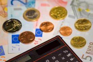 Euro bankovky peniaze mince sporenie kalkulačka