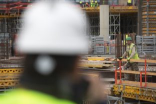Robotníci pracujúci na výstavbe objektu Stanice Nivy počas prehliadky staveniska Stanice Nivy, Nivy Tower a ulice Mlynské nivy. Bratislava, 7. marec 2019.