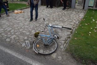 POLÍCIA: Cyklistov zrazili šoféri pri cúvaní